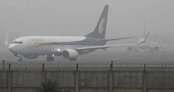 दिल्ली हवाई अड्डे पर कोहरे के कारण 97 उड़ानें रद्द, 200 से अधिक में हुआ विलंब